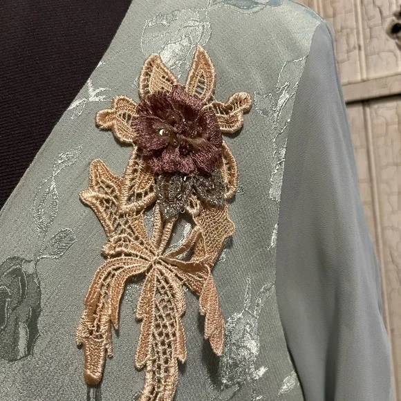 Chic Floral Long Sleeve Dress in Soft Green - Picture 3 of 5